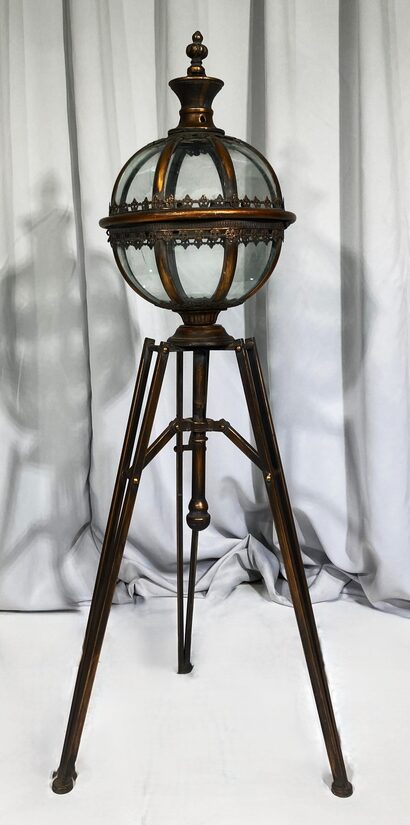 Dekoratīvā laterna uz statīva 